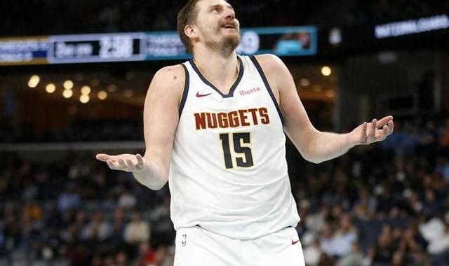 世界杯手机观看-又一项历史第一！约基奇你太狠了，80年没人实现的壮举，轻松做到|三分球|掘金|尼古拉-约基奇|波特兰开拓者队|斯库特·亨德森_新浪体育_新浪新闻