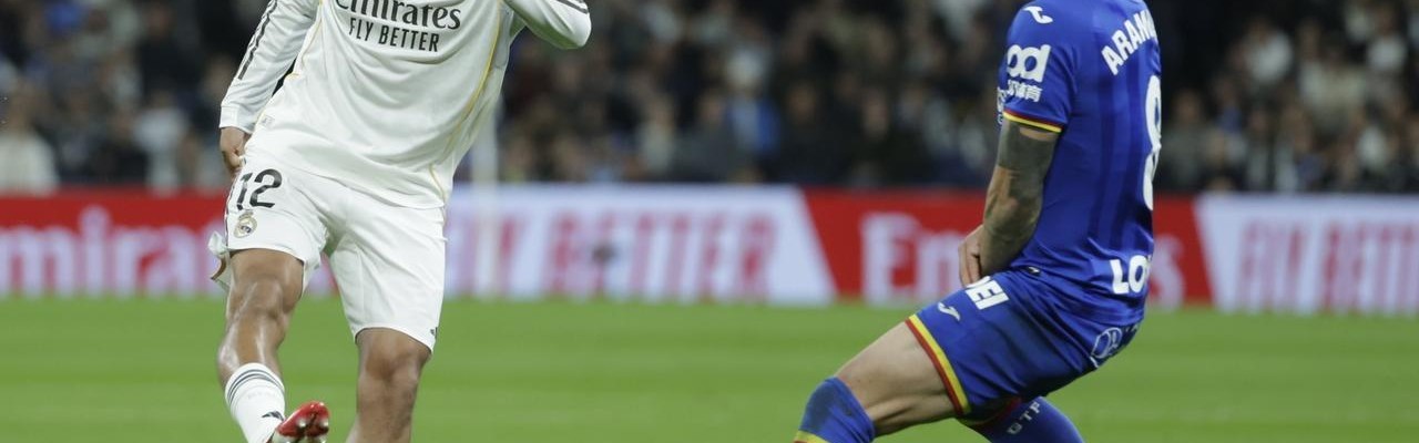 世界杯官方app-0-1！10人皇马惨遭两连败，被巴萨甩开4分，新星追骂主裁被直红